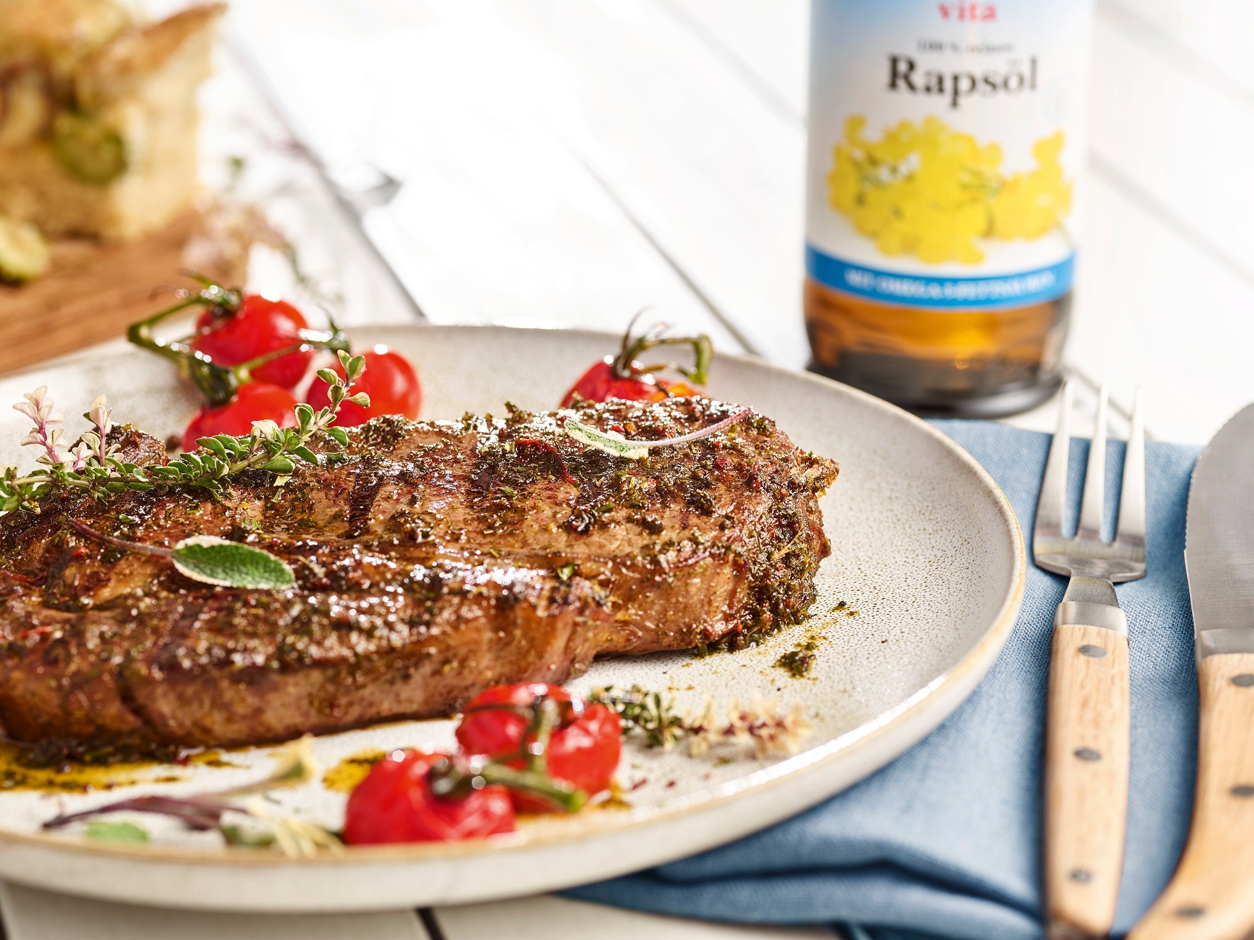 Steak with aromatic cherry tomatoes and Brändle vita rapeseed oil