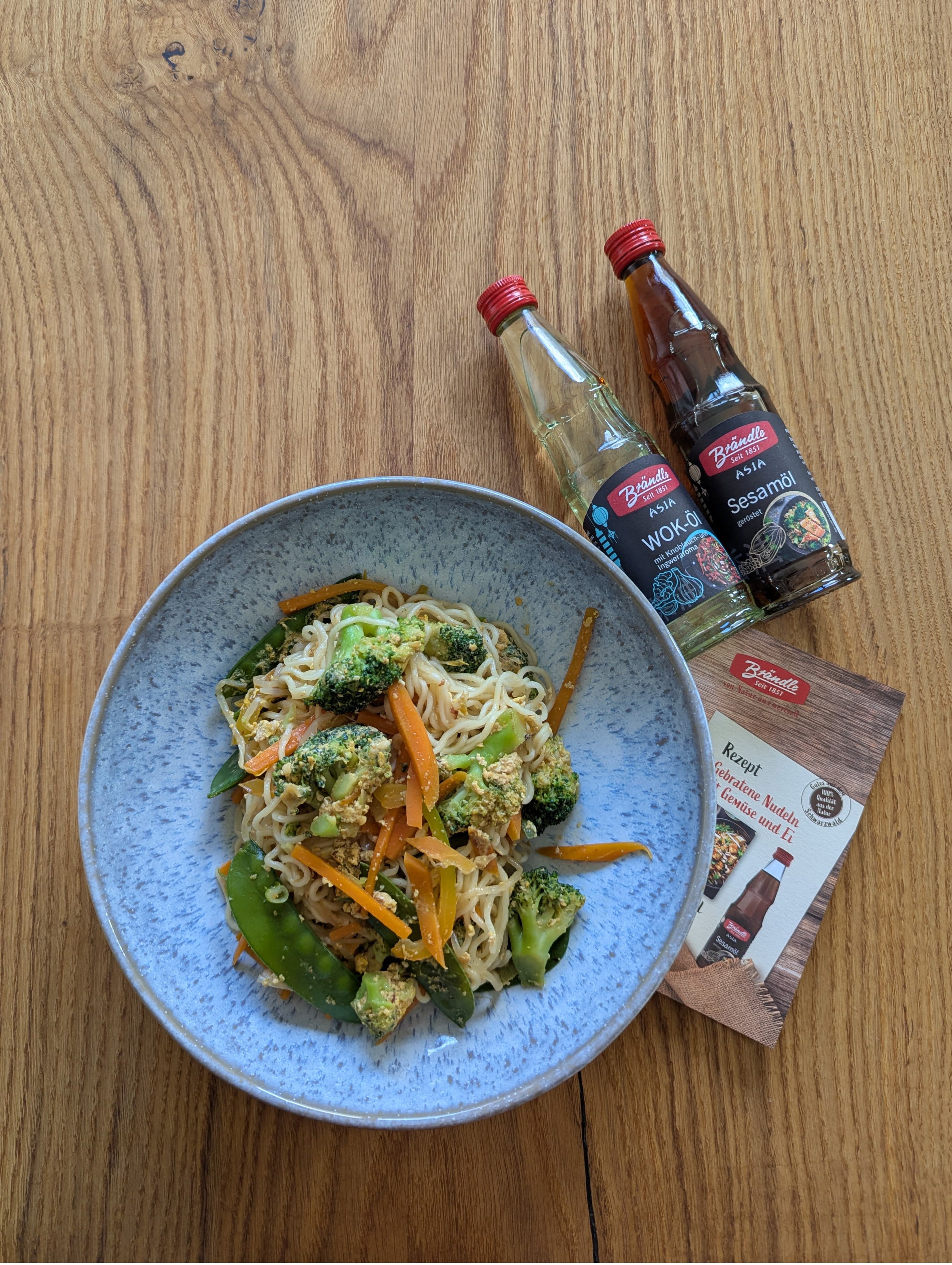 Wok noodles with vegetables and egg