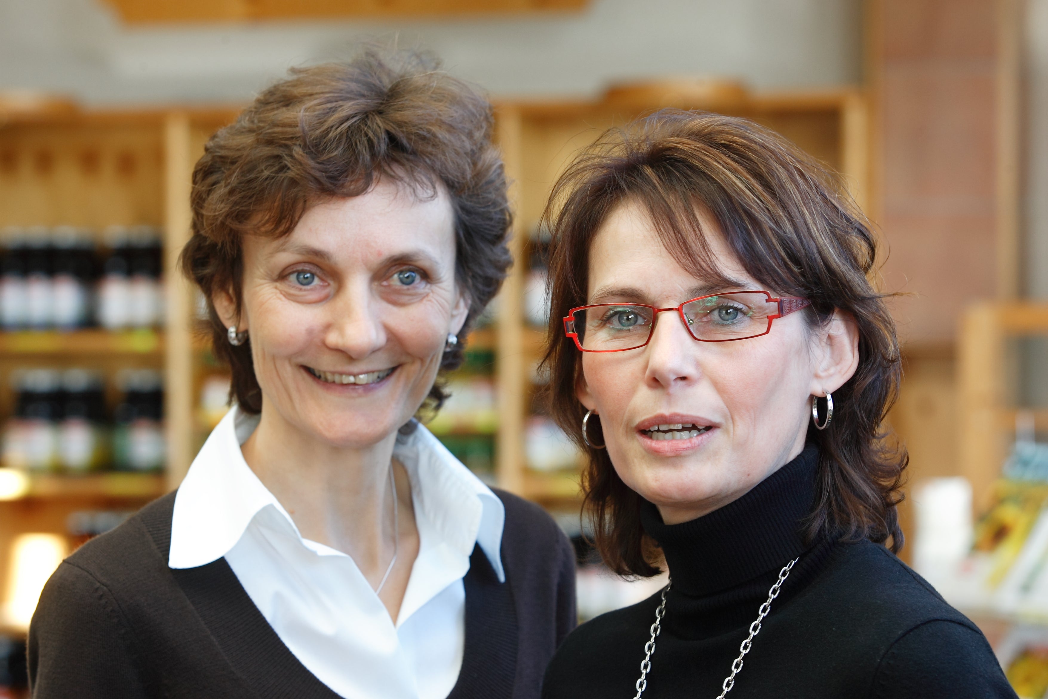 Karin Lamparter und Heike Spohn stehen lächelnd nebeneinander.